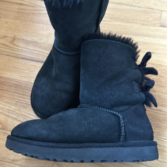 Ugg sz 6 black Bailey boot Sherpa w/ two corduroy bows good pre owned condition - Picture 7 of 8